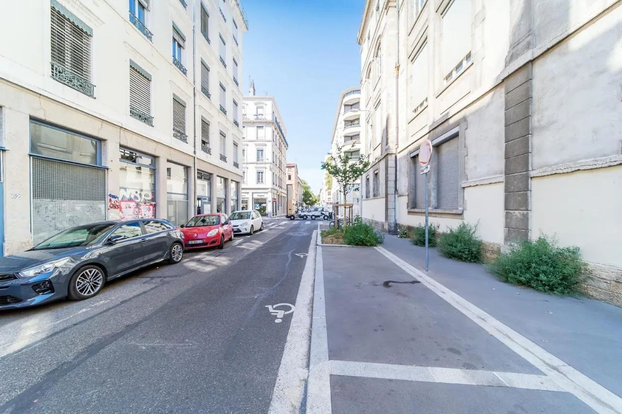 Le Petit Chaponnay - Charming Apartment For 2 Near Saxe Gambetta Lyon 0*,  France